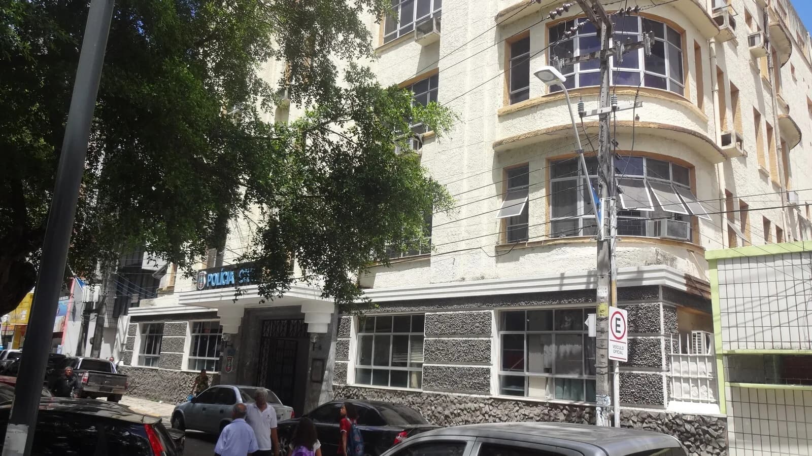 Fachada do prédio da Polícia Civil do Ceará, em Fortaleza, com placa da instituição na entrada