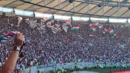 Torcida do Fluminense acena bandeiras nas arquibancadas do Maracanã