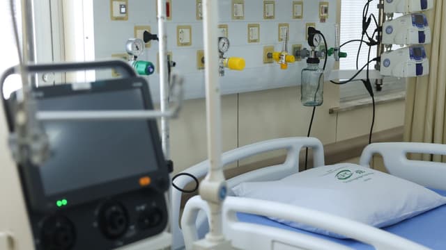 Leito de UTI vazio com respirador e monitores, foto de arquivo ilustrativa