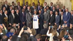 Elenco do Golden State Warriors em visita à Casa Branca após título da NBA