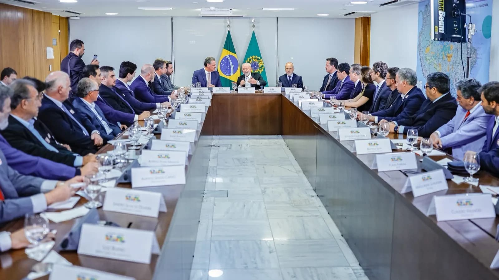 Presidente Lula reunido com representantes da ABIEC, ABPA e Abrafrigo e o ministro da Agricultura, Carlos Fávaro, em Brasília (foto de arquivo)