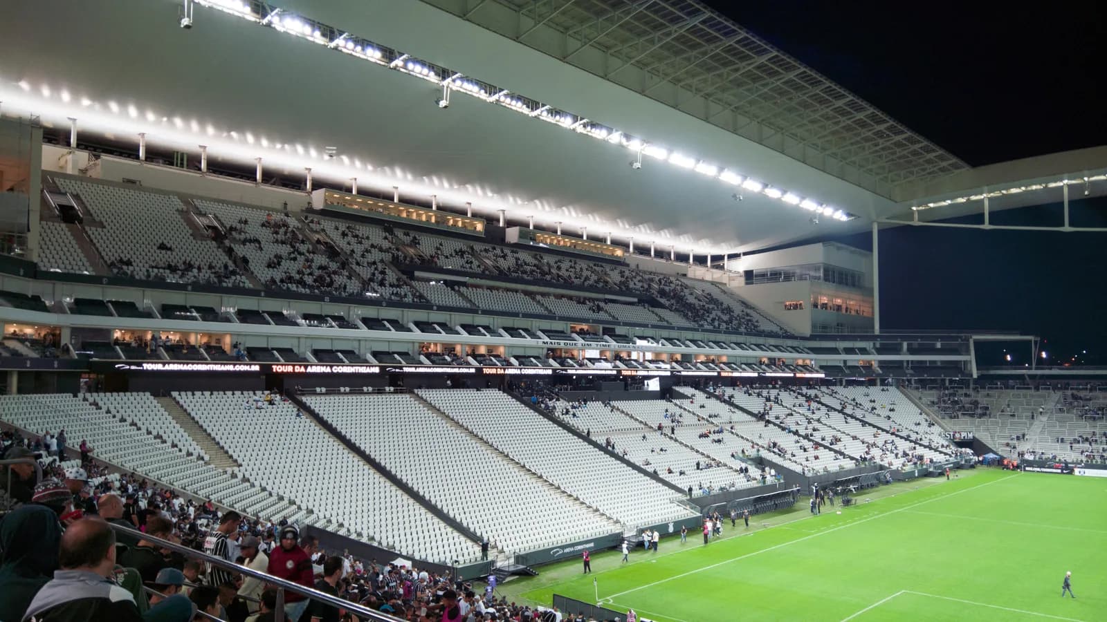 Interior da Arena Corinthians com torcida, foto de arquivo