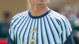 Nico Paz em campo com a camisa da seleção argentina