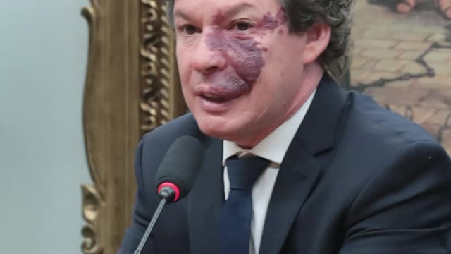Deputado Reginaldo Lopes fala ao microfone durante audiência na Câmara dos Deputados