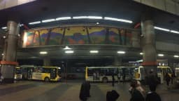 Terminal de ônibus de Itaquera, na zona leste de São Paulo, com o painel Catedral do Povo ao fundo