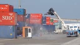 Foto de arquivo de pátio de contêineres empilhados no Porto do Rio de Janeiro, com uma empilhadeira e um caminhão em operação