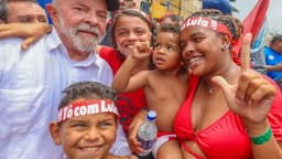 Lula caminha ao lado de apoiadores durante ato de campanha, foto de arquivo