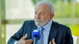 Presidente Luiz Inácio Lula da Silva fala ao microfone da TV Record durante entrevista