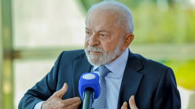 Presidente Luiz Inácio Lula da Silva fala ao microfone da TV Record durante entrevista