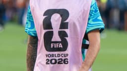 O zagueiro Léo Pereira com a camisa da seleção brasileira
