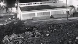 Imagem de câmera de segurança mostra três detentos correndo em área externa de presídio à noite. Registro é da fuga de cinco presos de Alcaçuz, em Nísia Floresta (RN), em maio de 2026.