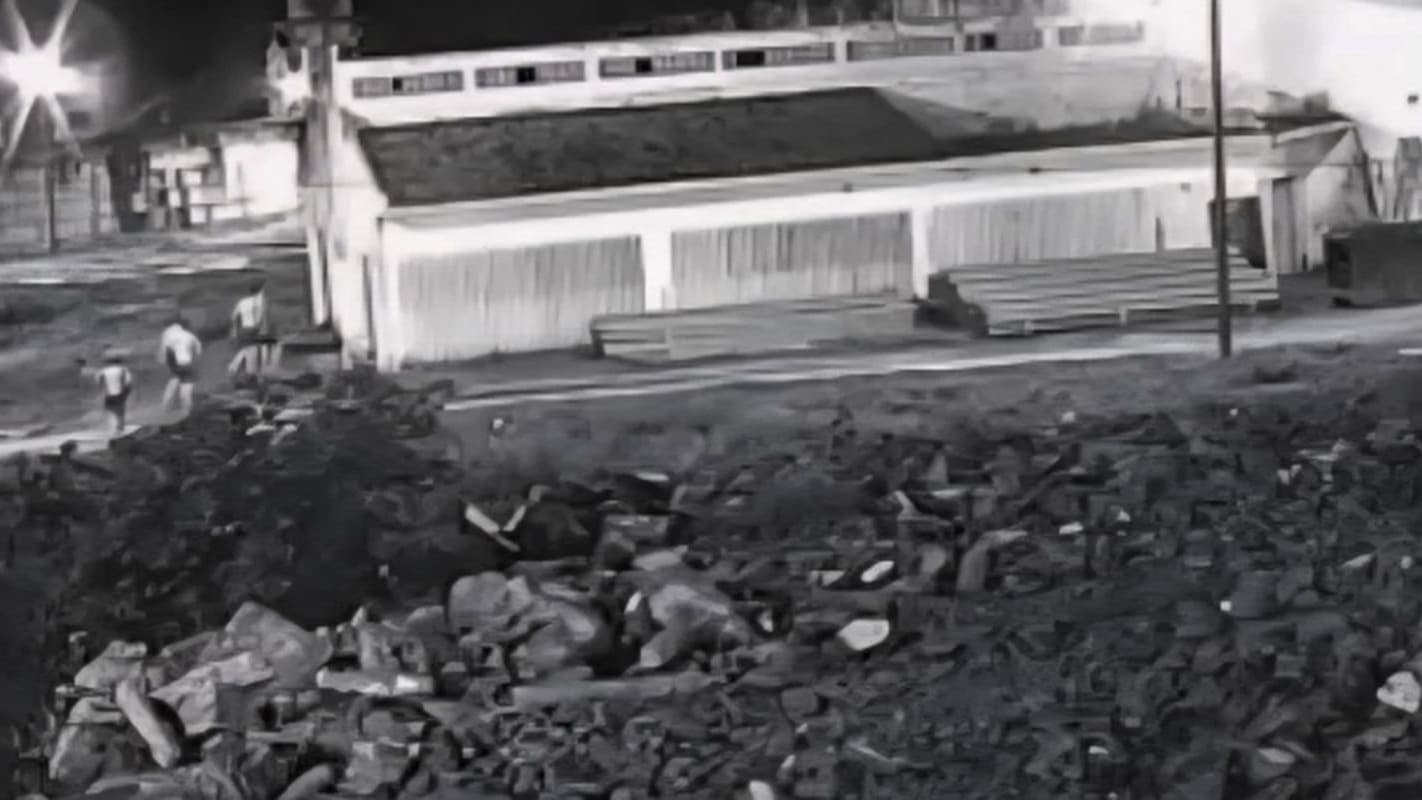 Imagem de câmera de segurança mostra três detentos correndo em área externa de presídio à noite. Registro é da fuga de cinco presos de Alcaçuz, em Nísia Floresta (RN), em maio de 2026.