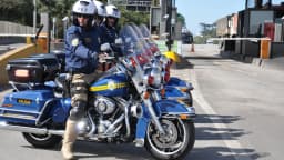 Motociclista da Polícia Rodoviária Federal em via pública
