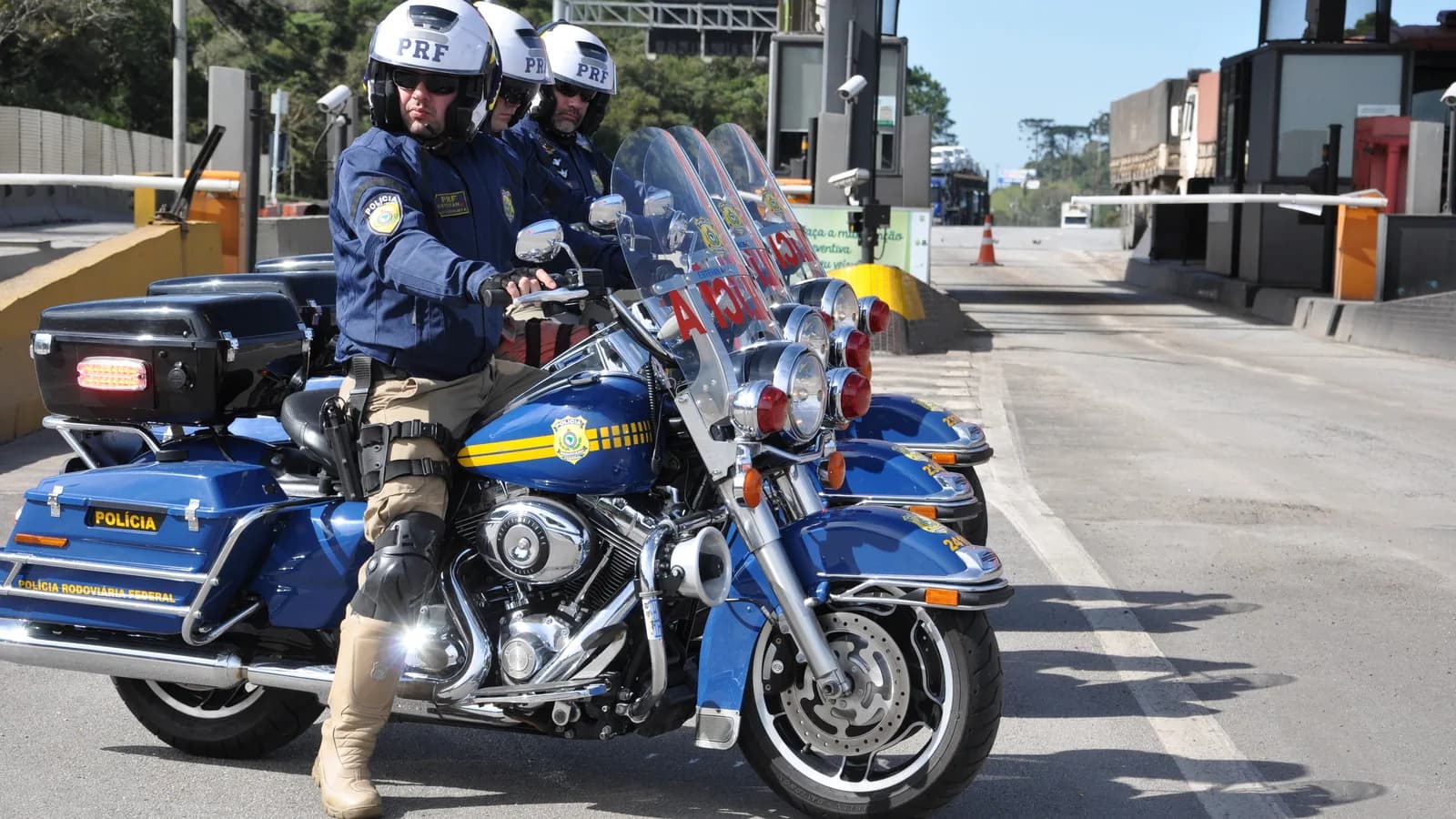 Motociclista da Polícia Rodoviária Federal em via pública