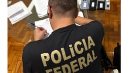 Agente da Polícia Federal documenta material durante operação (foto de arquivo de outra operação da PF)