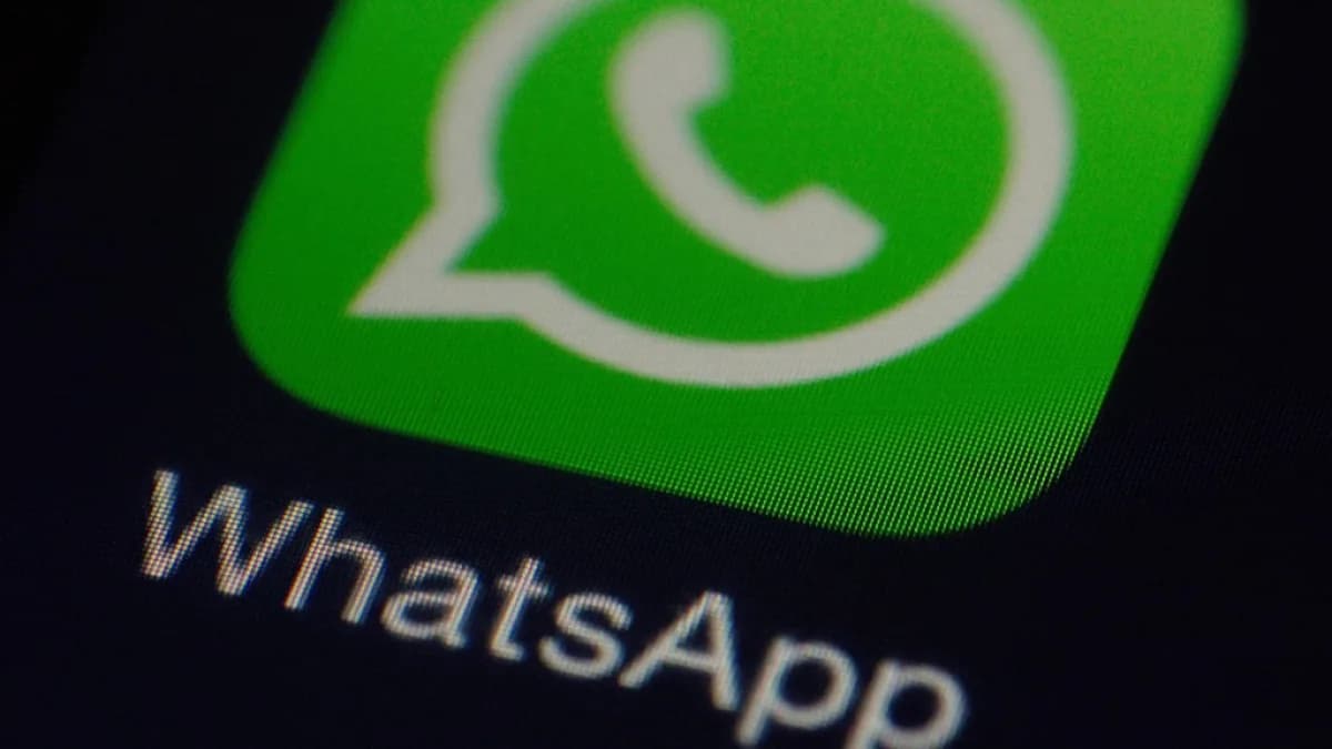 Close-up do logotipo do WhatsApp em tela de smartphone