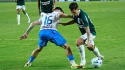 Jogadores disputam bola durante partida de futebol (foto de arquivo)