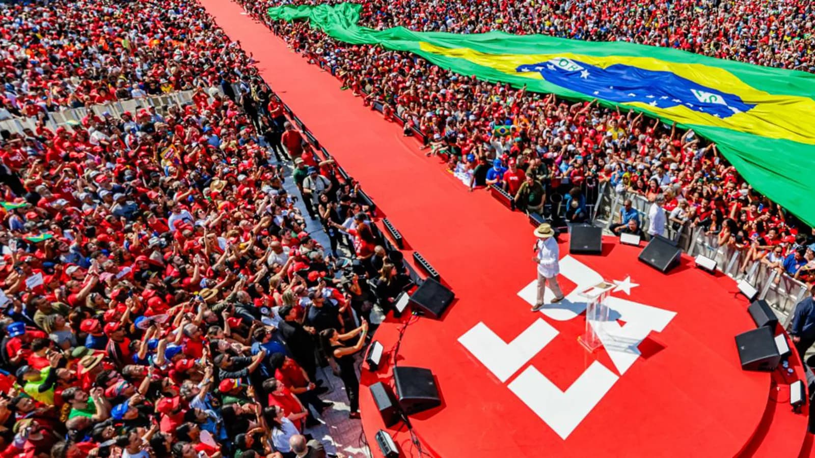 Lula discursa para multidão em ato de campanha à reeleição em 2026
