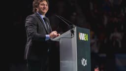 Javier Milei discursa em pódio com o logotipo do evento Viva 24