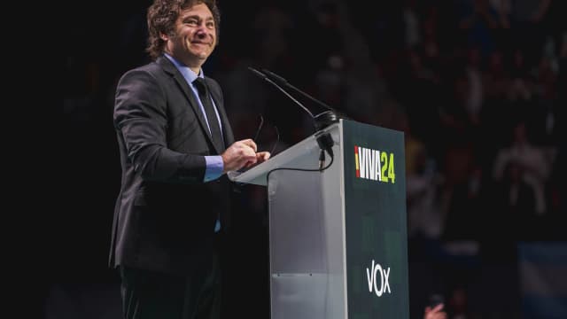 Javier Milei discursa em pódio com o logotipo do evento Viva 24
