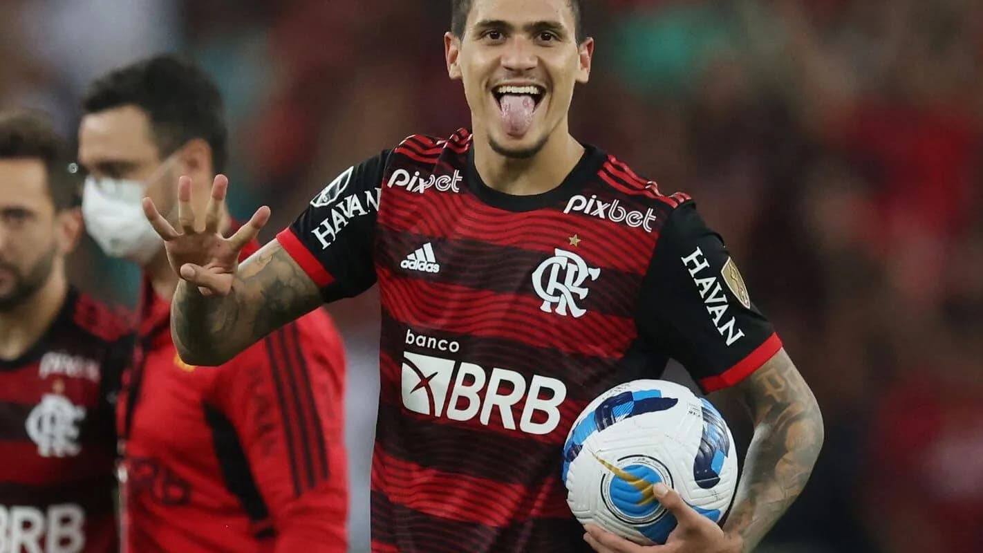 Jogador do Flamengo comemora com a bola em jogo da Libertadores, foto de arquivo