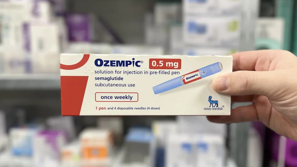 Mão segura caixa de Ozempic em farmácia