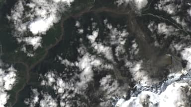 Imagem de satélite Landsat mostra cicatriz de lama e deslizamento no vale do rio Trishuli, no Nepal, após colapso de geleira