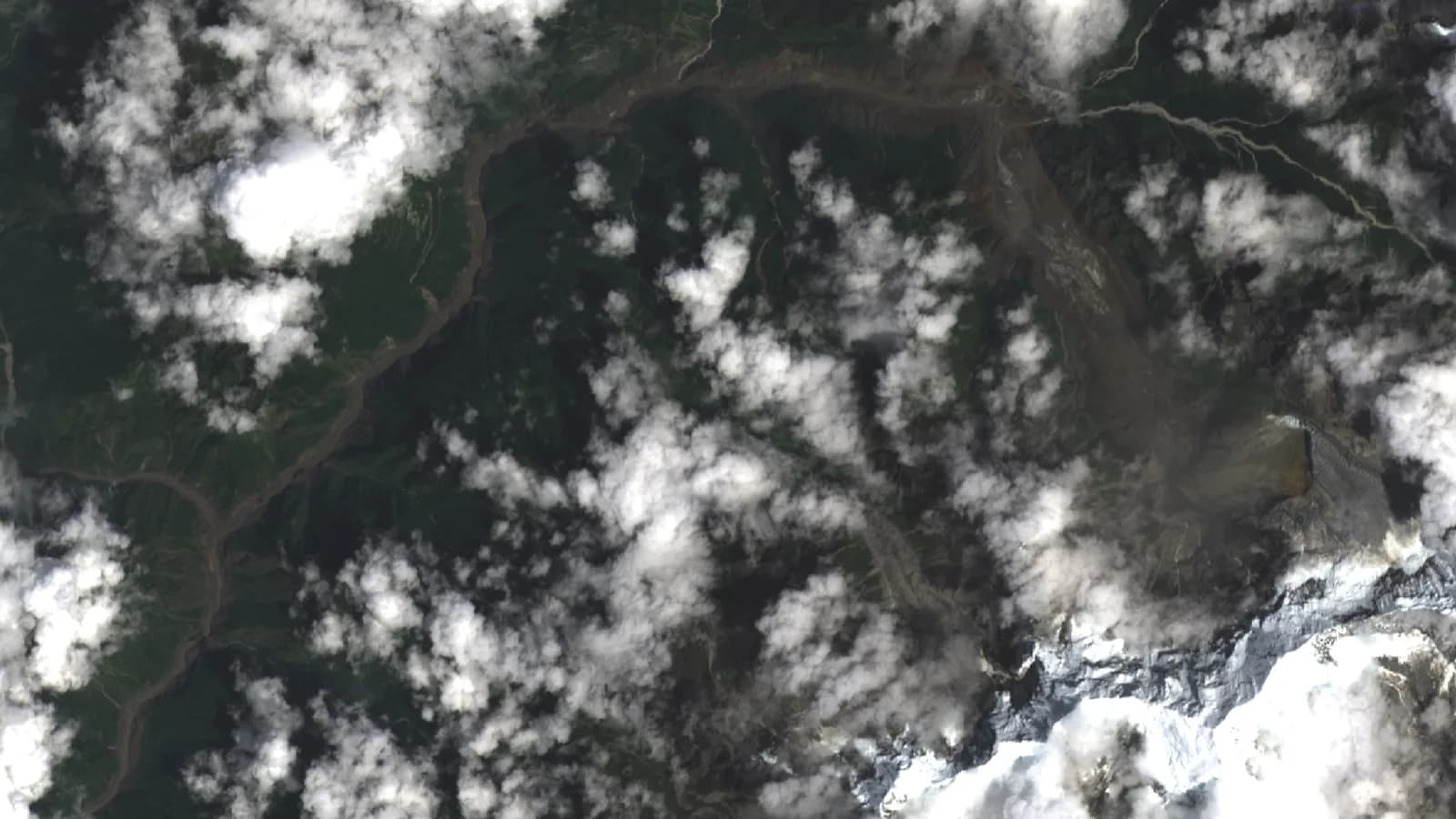 Imagem de satélite Landsat mostra cicatriz de lama e deslizamento no vale do rio Trishuli, no Nepal, após colapso de geleira