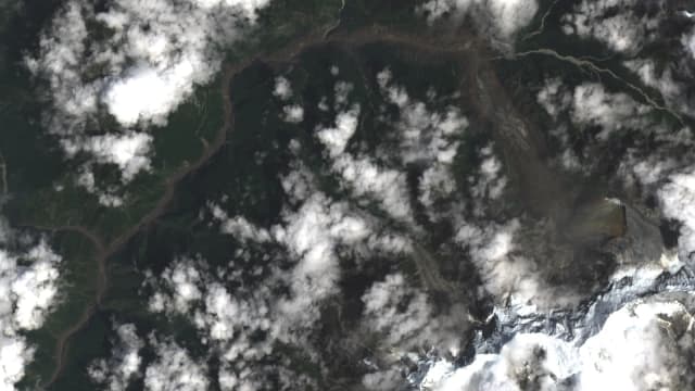 Imagem de satélite Landsat mostra cicatriz de lama e deslizamento no vale do rio Trishuli, no Nepal, após colapso de geleira