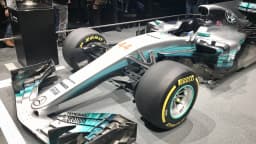 Carro de Fórmula 1 pilotado por Lewis Hamilton em exposição