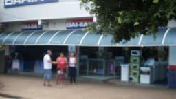 Fachada de loja da Casas Bahia com clientes na calçada em frente à entrada