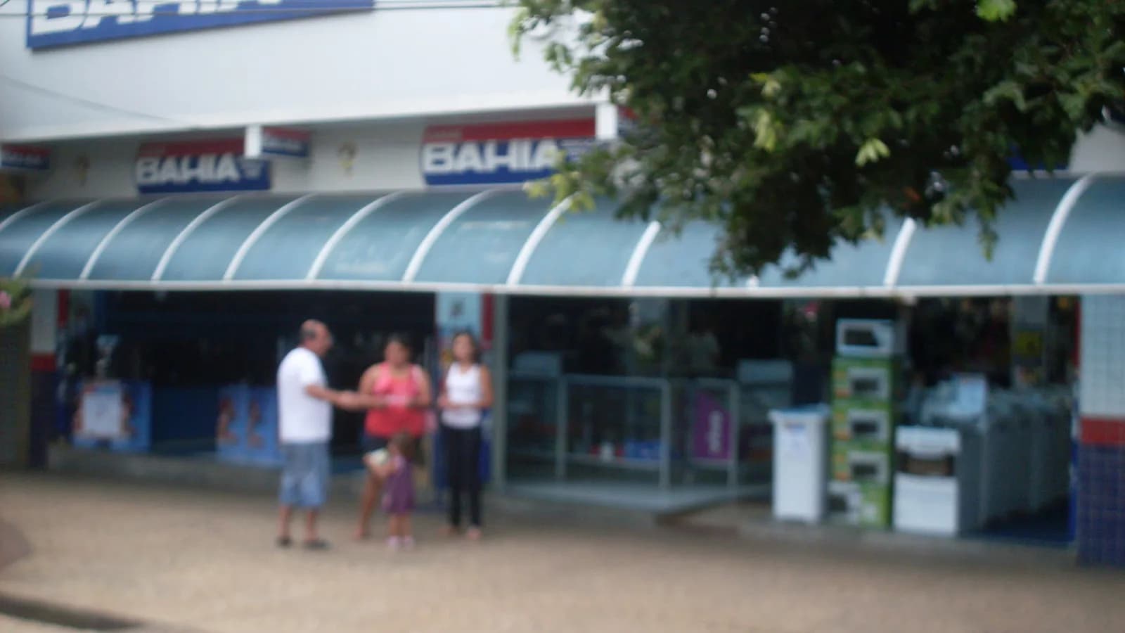 Fachada de loja da Casas Bahia com clientes na calçada em frente à entrada