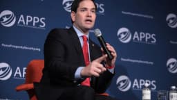 Marco Rubio gesticulando ao microfone durante painel do American Peace, Prosperity and Security