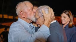 Lula abraça José Sarney durante encontro anterior entre os dois
