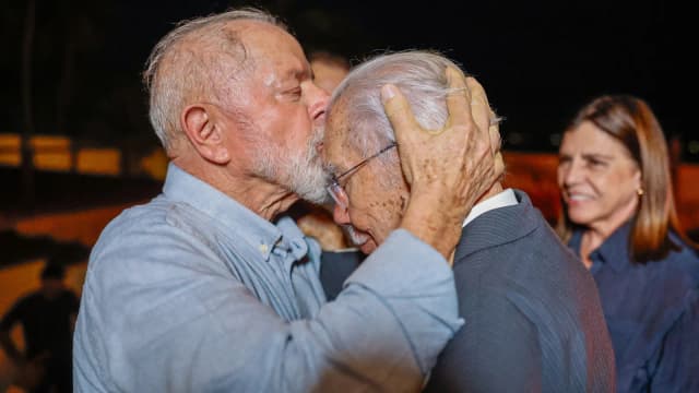 Lula abraça José Sarney durante encontro anterior entre os dois