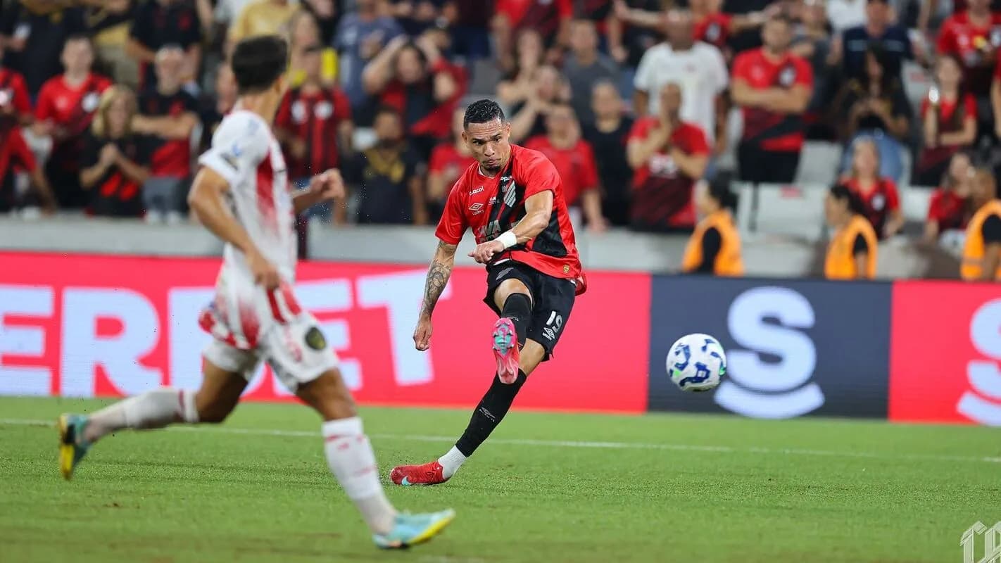 Jogador do Athletico Paranaense comemora gol em foto de arquivo