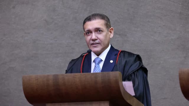 Ministro Kássio Nunes Marques discursa em toga durante cerimônia no TSE