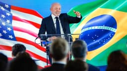 Presidente Lula discursa em púlpito durante coletiva de imprensa em Washington, com bandeiras do Brasil e dos Estados Unidos ao fundo (imagem de arquivo, maio de 2026)