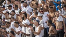 Torcida do Santos com camisas branca e preta vibra nas arquibancadas da Vila Belmiro