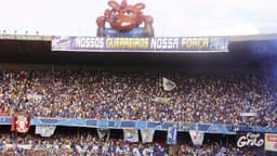 Arquibancada do Mineirão lotada de torcedores do Cruzeiro, com faixas azuis e brancas; imagem de arquivo