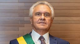 Ronaldo Caiado, governador de Goiás e candidato à Presidência pelo PSD, em foto oficial com a faixa de governador