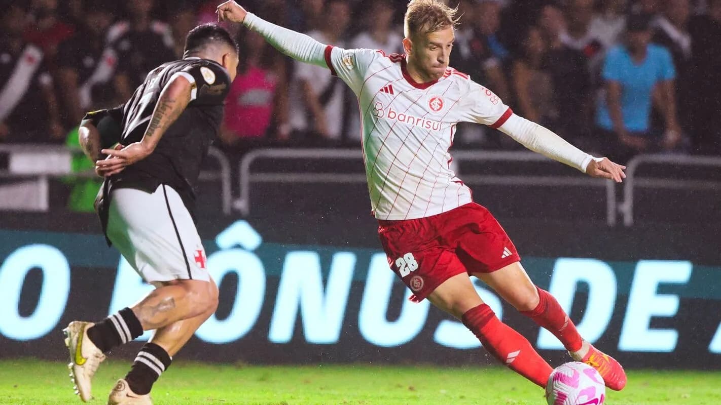 Jogador do Internacional em ação durante partida do Brasileirão