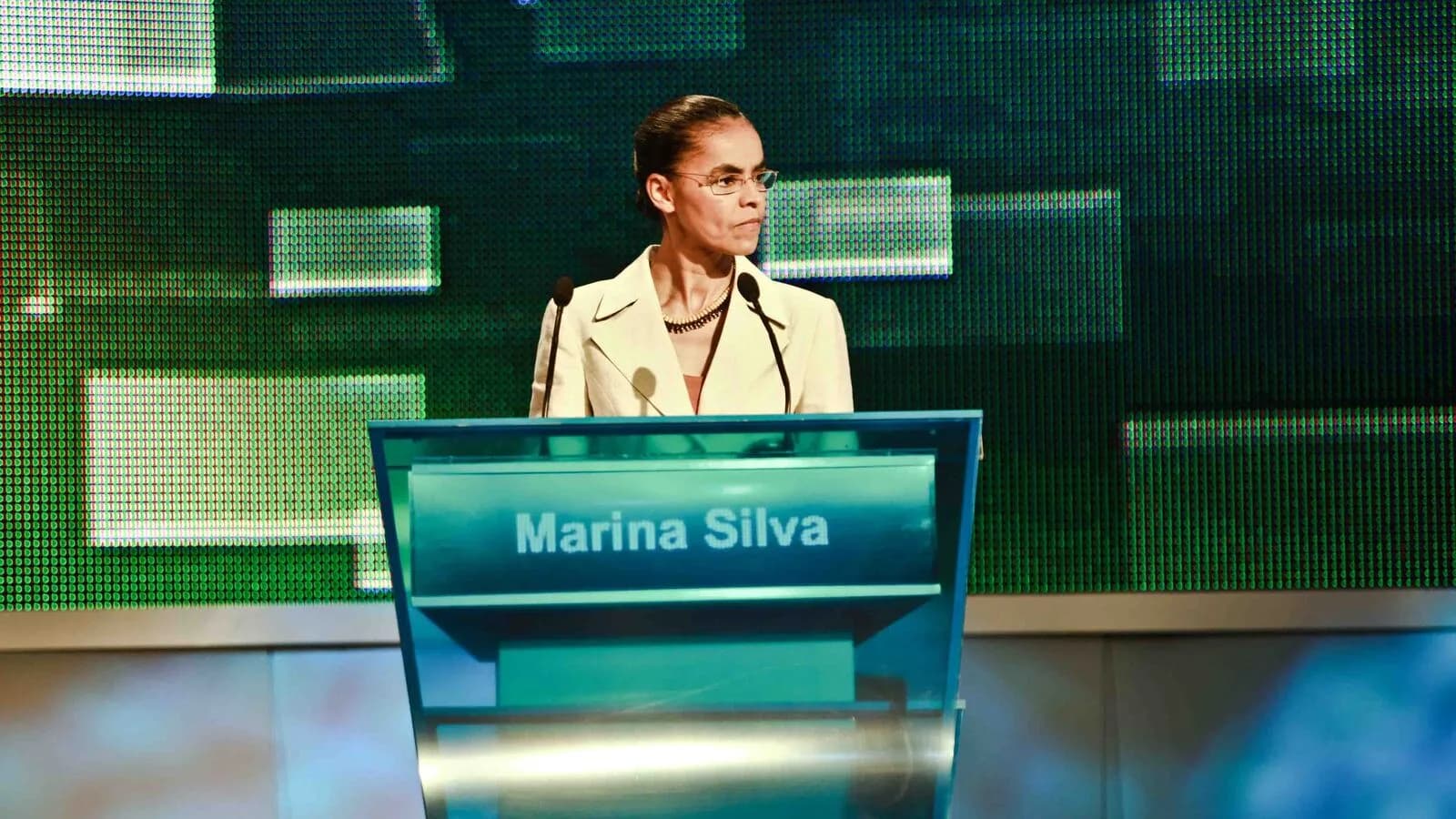 Pódio de debate presidencial na TV Band, com placa de identificação de candidato (foto de arquivo)