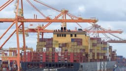 Navio porta-contêineres MSC Silvia sendo carregado no Porto de Suape, em Pernambuco, usado como imagem de contexto do comércio exterior brasileiro
