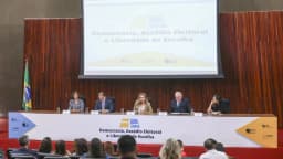 Painel de seminário sobre democracia, assédio eleitoral e liberdade de escolha, com mesa de debatedores