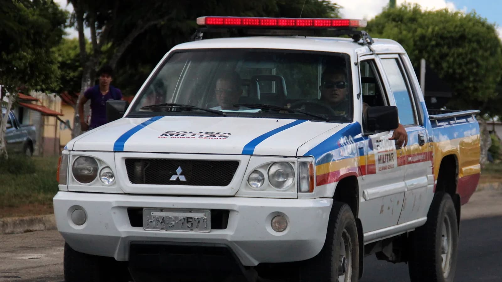 Viatura da Polícia Militar de Minas Gerais com policiais militares a bordo