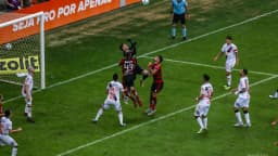 Jogador do Vasco disputa bola em partida contra o Flamengo