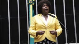 Benedita da Silva discursa no plenário da Câmara dos Deputados, de jaqueta amarela