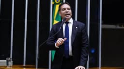 Alexandre Ramagem, marido de Rebeca Ramagem, discursa em plenário da Câmara dos Deputados (foto de arquivo)