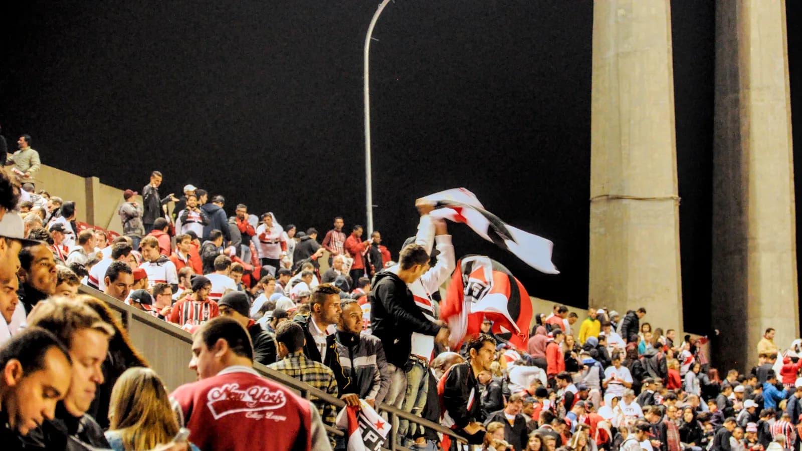 Torcida do São Paulo agita bandeiras nas arquibancadas do MorumBIS em jogo noturno